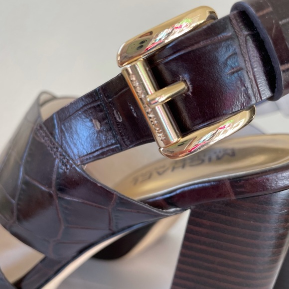 Michael kors croc print brown chunky heel with gold trimming - Picture 5 of 8